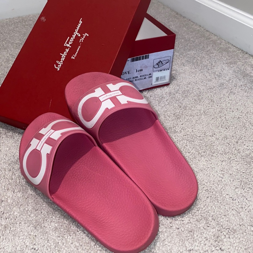 Salvatore Ferragamo slides ( pink )